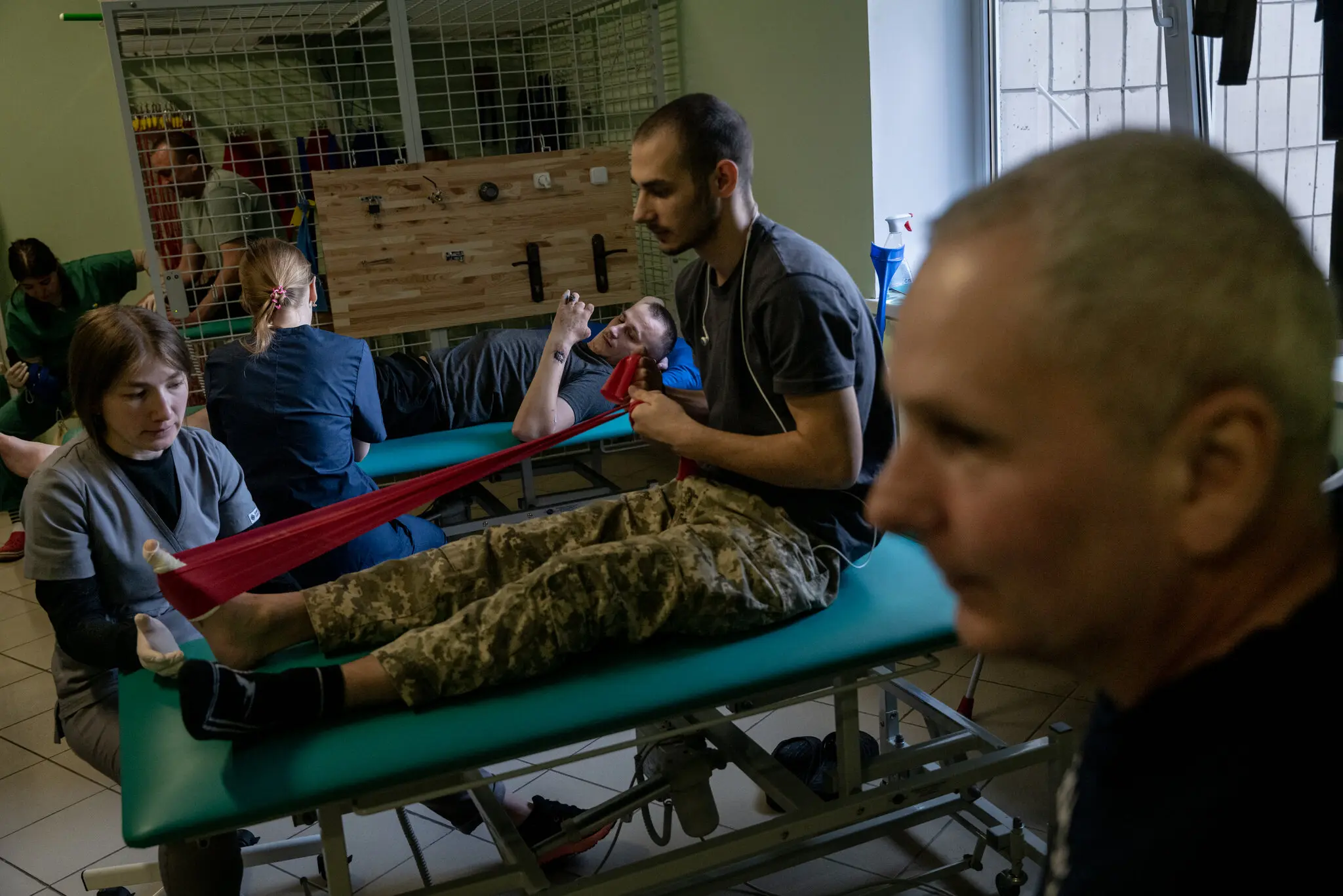 Бійці проходять фізичну реабілітацію в Головному госпіталі МВС у Києві.